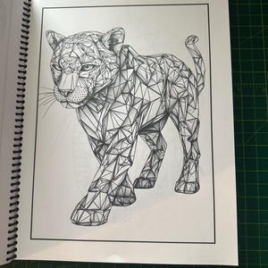 K&ouml;nnte beinhalten: Eine Schwarzwei&szlig;-Zeichnung eines geometrischen Jaguars. Der Jaguar ist im Low-Polygon-Stil gezeichnet, wobei viele kleine Dreiecke seinen K&ouml;rper bilden. Der Jaguar blickt nach vorne und hat einen grimmigen Ausdruck.