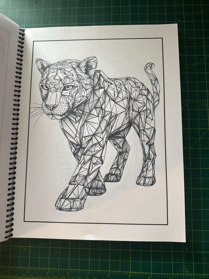 K&ouml;nnte beinhalten: Eine Schwarzwei&szlig;-Zeichnung eines geometrischen Jaguars. Der Jaguar ist im Low-Polygon-Stil gezeichnet, wobei viele kleine Dreiecke seinen K&ouml;rper bilden. Der Jaguar blickt nach vorne und hat einen grimmigen Ausdruck.