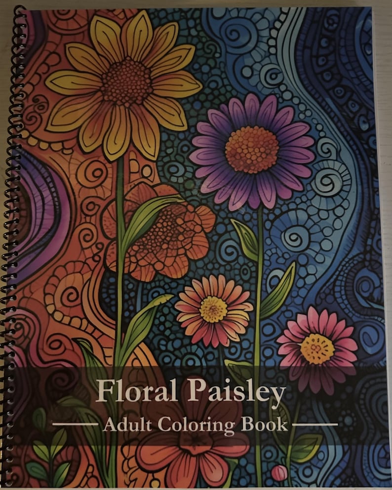Puede incluir: Un libro para colorear para adultos con un dise&ntilde;o floral paisley. La portada presenta una variedad de flores en tonos de amarillo, naranja, rojo, morado, rosa y azul. El t&iacute;tulo "Floral Paisley Adult Coloring Book" est&aacute; impreso en marr&oacute;n sobre un fondo negro.