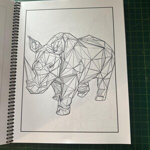 K&ouml;nnte beinhalten: Eine Schwarzwei&szlig;-Zeichnung eines Nashorns im geometrischen Stil. Das Nashorn besteht aus vielen Dreiecken und Linien.