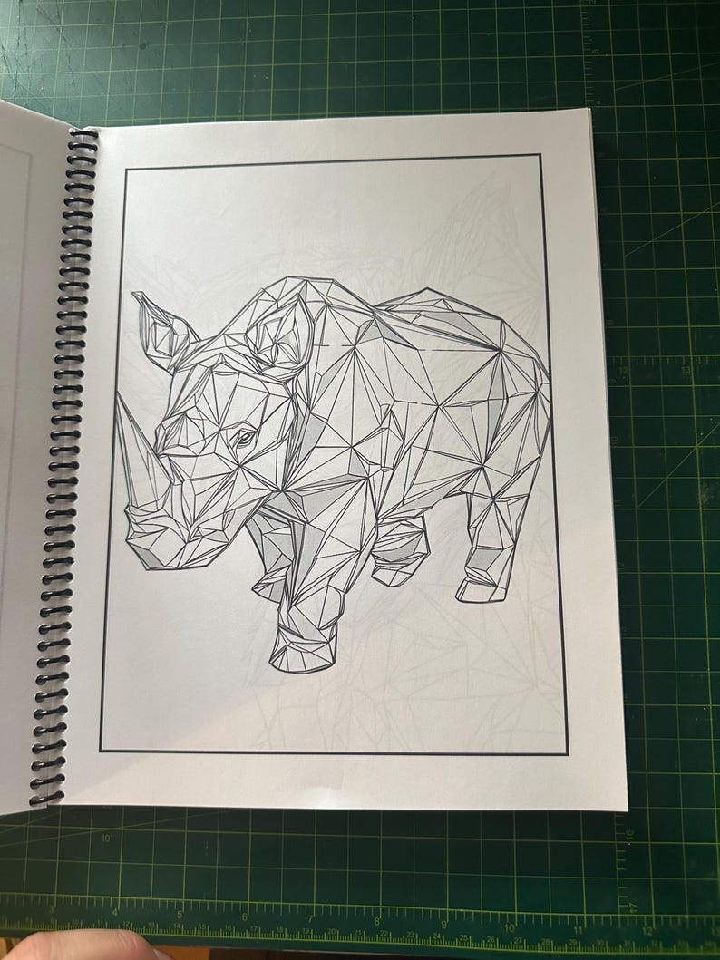 K&ouml;nnte beinhalten: Eine Schwarzwei&szlig;-Zeichnung eines Nashorns im geometrischen Stil. Das Nashorn besteht aus vielen Dreiecken und Linien.