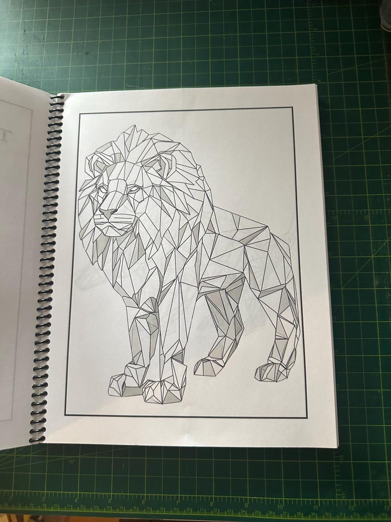 K&ouml;nnte beinhalten: Eine geometrische Schwarzwei&szlig;zeichnung eines L&ouml;wen mit einer gro&szlig;en M&auml;hne. Der L&ouml;we steht auf allen vieren und hat ein detailliertes, kompliziertes Design.