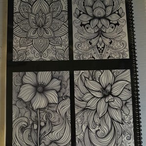 Puede incluir: Cuatro ilustraciones en blanco y negro de intrincados dise&ntilde;os florales. Cada dise&ntilde;o presenta una flor diferente con patrones y remolinos detallados.