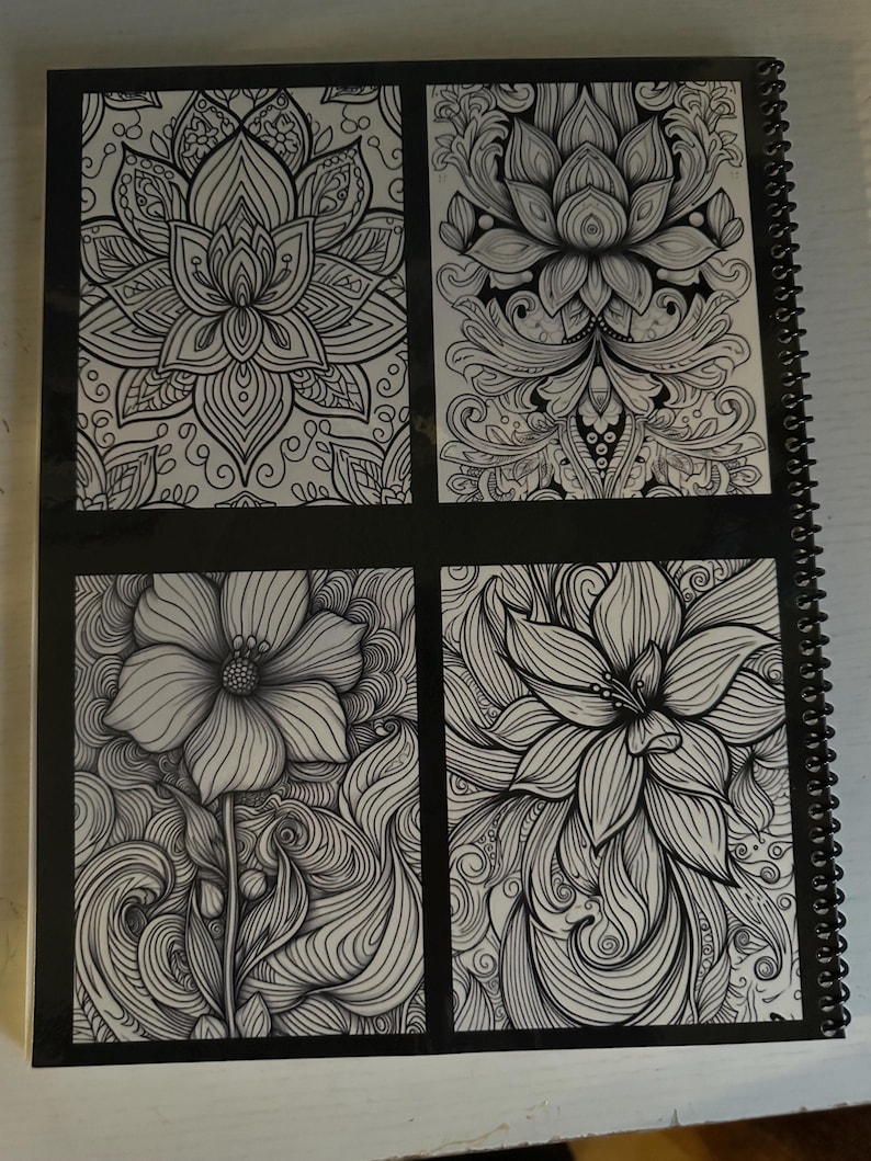 Puede incluir: Cuatro ilustraciones en blanco y negro de intrincados dise&ntilde;os florales. Cada dise&ntilde;o presenta una flor diferente con patrones y remolinos detallados.
