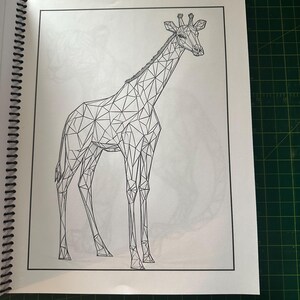 K&ouml;nnte beinhalten: Eine Schwarzwei&szlig;-Zeichnung einer Giraffe im geometrischen Stil. Die Giraffe steht auf allen vieren und hat einen langen Hals. Die Zeichnung ist auf wei&szlig;em Hintergrund.