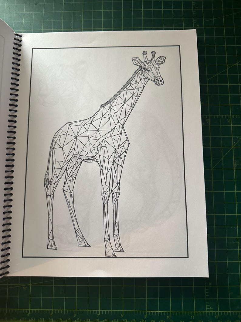K&ouml;nnte beinhalten: Eine Schwarzwei&szlig;-Zeichnung einer Giraffe im geometrischen Stil. Die Giraffe steht auf allen vieren und hat einen langen Hals. Die Zeichnung ist auf wei&szlig;em Hintergrund.