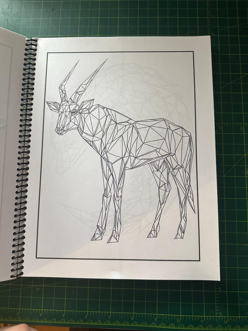 K&ouml;nnte beinhalten: Eine Schwarzwei&szlig;-Zeichnung eines Antilopen mit langen H&ouml;rnern, im geometrischen Stil dargestellt. Die Antilope steht auf einem wei&szlig;en Hintergrund.