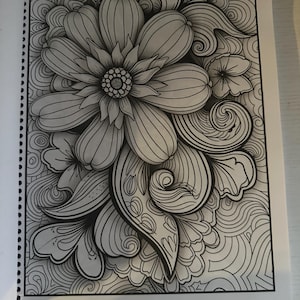 Puede incluir: Un dibujo en blanco y negro de una flor grande con detalles intrincados. La flor est&aacute; rodeada de flores m&aacute;s peque&ntilde;as y patrones en espiral.