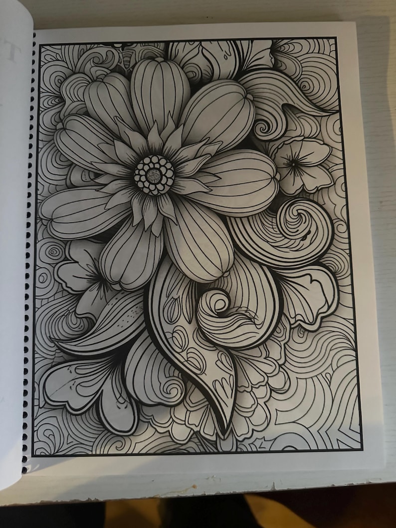 Puede incluir: Un dibujo en blanco y negro de una flor grande con detalles intrincados. La flor est&aacute; rodeada de flores m&aacute;s peque&ntilde;as y patrones en espiral.