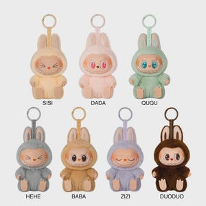 Llavero de peluche de monstruo, adorable llavero de muñeco monstruo, colgante de peluche. Incluye tarjeta. Paquete seleccionado al azar. Leer descripción.