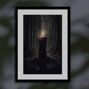 Pode incluir: Uma &uacute;nica vela arde brilhantemente em uma floresta escura e sombria. A vela est&aacute; pingando cera e est&aacute; cercada por folhas e galhos ca&iacute;dos. A floresta &eacute; escura e misteriosa, com &aacute;rvores altas e uma sensa&ccedil;&atilde;o de isolamento.