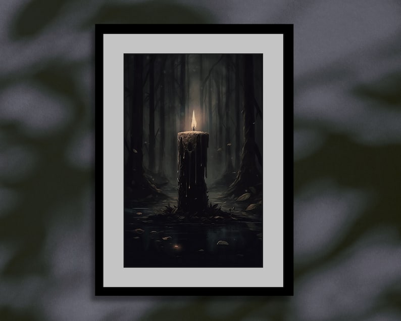 Pode incluir: Uma &uacute;nica vela arde brilhantemente em uma floresta escura e sombria. A vela est&aacute; pingando cera e est&aacute; cercada por folhas e galhos ca&iacute;dos. A floresta &eacute; escura e misteriosa, com &aacute;rvores altas e uma sensa&ccedil;&atilde;o de isolamento.