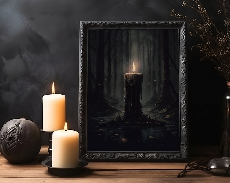 Pode incluir: Uma impress&atilde;o emoldurada em preto de uma cena de floresta escura com uma &uacute;nica vela acesa no centro. A vela est&aacute; pingando cera e a floresta est&aacute; envolvida em n&eacute;voa. A impress&atilde;o &eacute; cercada por duas velas brancas em casti&ccedil;ais pretos.