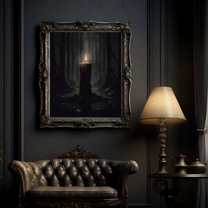 Pode incluir: Uma sala de estar escura e de ambiente melanc&oacute;lico com uma pintura emoldurada de uma vela acesa em uma floresta. A pintura est&aacute; pendurada em uma parede escura, e em primeiro plano h&aacute; uma poltrona de couro. Uma l&acirc;mpada com um abajur de cor creme est&aacute; sobre uma mesa auxiliar.