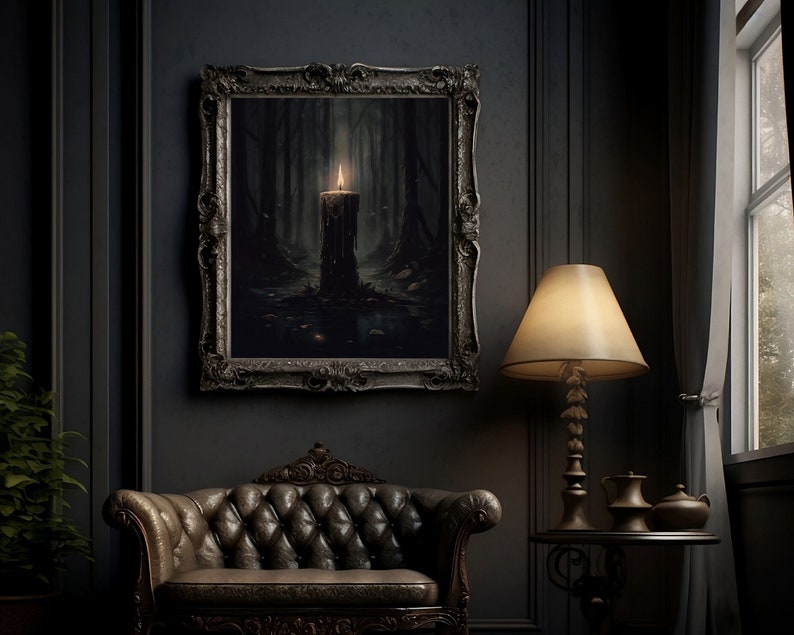 Pode incluir: Uma sala de estar escura e de ambiente melanc&oacute;lico com uma pintura emoldurada de uma vela acesa em uma floresta. A pintura est&aacute; pendurada em uma parede escura, e em primeiro plano h&aacute; uma poltrona de couro. Uma l&acirc;mpada com um abajur de cor creme est&aacute; sobre uma mesa auxiliar.