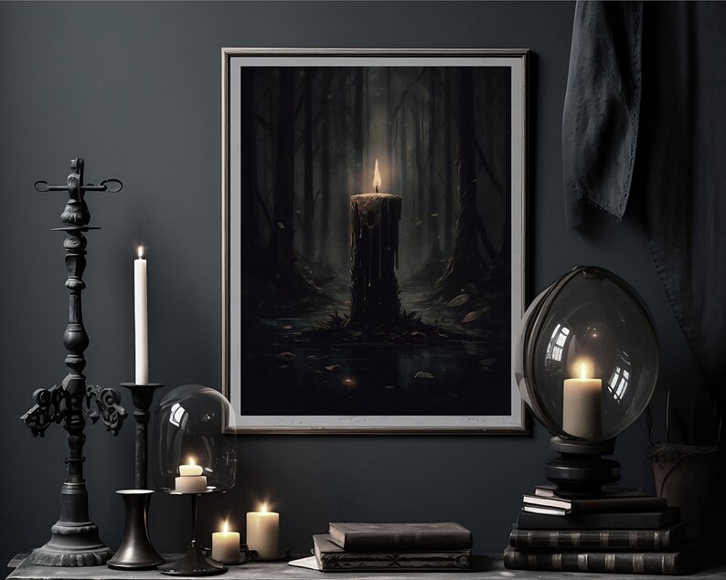 Pode incluir: Uma impress&atilde;o emoldurada de uma cena de floresta escura com uma &uacute;nica vela pingando no centro. A vela est&aacute; acesa e projeta um brilho quente. A floresta &eacute; escura e misteriosa, com &aacute;rvores altas e uma vegeta&ccedil;&atilde;o rasteira sombria.