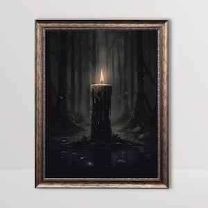 Pode incluir: Uma &uacute;nica vela arde brilhantemente em uma floresta escura e misteriosa. A vela est&aacute; pingando cera e est&aacute; cercada por folhas e galhos ca&iacute;dos. A floresta &eacute; escura e sombria, com &aacute;rvores altas e uma sensa&ccedil;&atilde;o de mist&eacute;rio.
