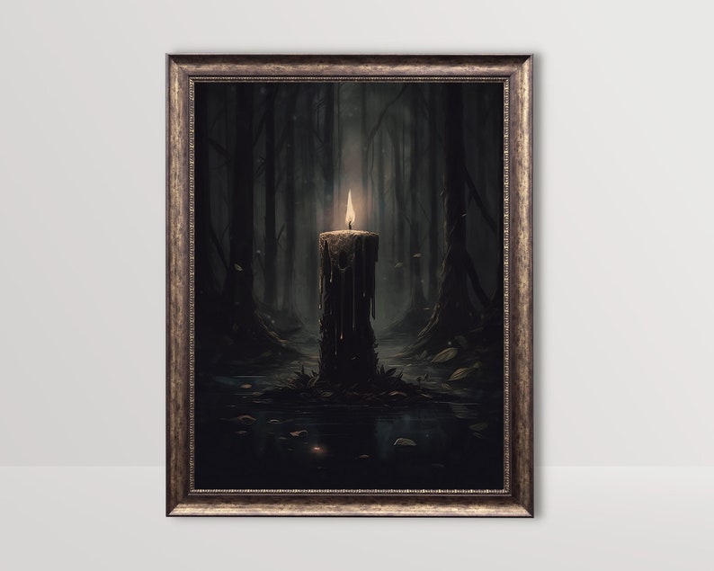 Pode incluir: Uma &uacute;nica vela arde brilhantemente em uma floresta escura e misteriosa. A vela est&aacute; pingando cera e est&aacute; cercada por folhas e galhos ca&iacute;dos. A floresta &eacute; escura e sombria, com &aacute;rvores altas e uma sensa&ccedil;&atilde;o de mist&eacute;rio.