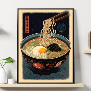 Może przedstawiać: Czarna miska z niebieskim brzegiem wypełniona makaronem ramen, jajkiem sadzonym, wodorostami i zieloną cebulą. Makaron jest podnoszony z miski za pomocą pałeczek. Miska jest ozdobiona kwiatowym wzorem i tekstem "繁華街" w japońskich znakach. Tło jest ciemnoniebieskie z białymi gwiazdami.