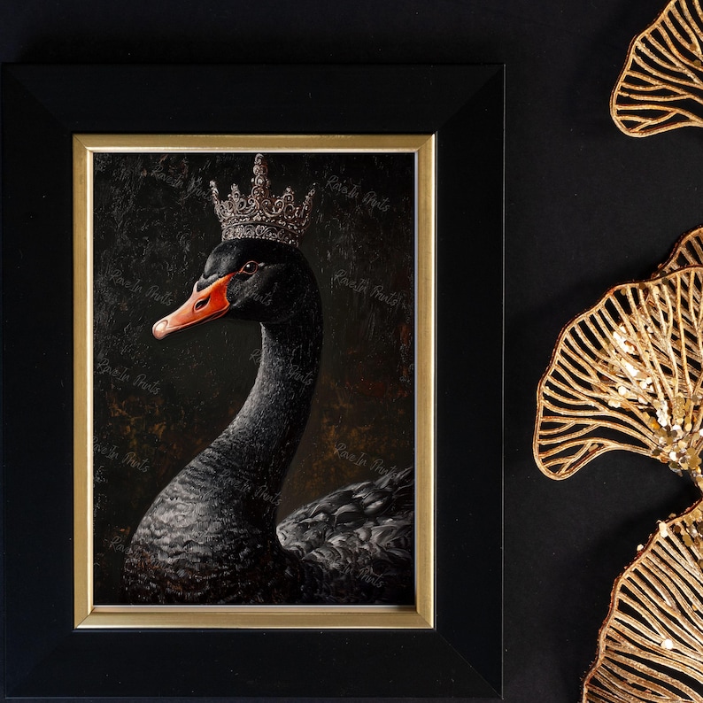 Pu&ograve; includere: Opera d'arte incorniciata con un cigno nero incoronato, becco rosso, su sfondo scuro. La cornice nera con bordo interno dorato esalta l'estetica regale dell'immagine.