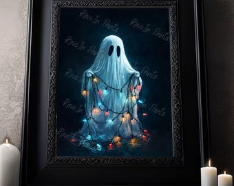 Op de afbeelding: Een witte geest die een string met kleurrijke kerstverlichting vasthoudt. De geest staat op een donkerblauwe achtergrond. De lampjes zijn rood, groen, blauw en geel.