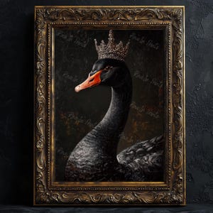 Pu&ograve; includere: Stampa incorniciata di un cigno nero con corona e becco rosso su sfondo scuro. L'opera d'arte &egrave; presentata in una cornice dorata ornata, che ne esalta l'aspetto regale.