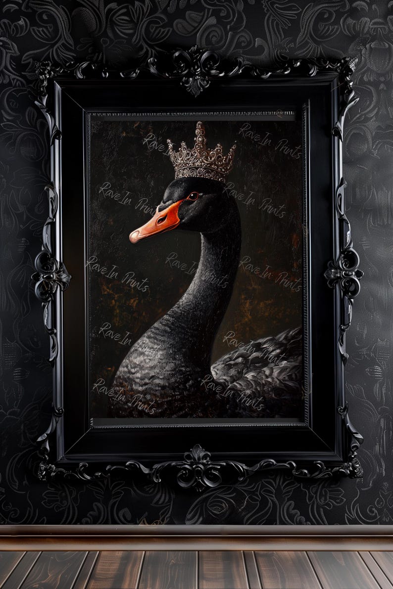 Pu&ograve; includere: Opera d'arte incorniciata in nero raffigurante un cigno nero incoronato, con becco arancione, su sfondo scuro. La cornice nera &egrave; ornata. Il testo "Rave In Prints" si ripete sull'immagine, creando uno stile cupo.