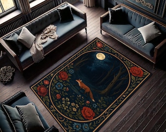 Puede incluir: Una alfombra rectangular que presenta una escena de bosque azul oscuro con un zorro central, una luna llena y un borde decorativo de rosas rojas y pequeñas flores azules y blancas. El diseño está encerrado en un marco circular dorado.