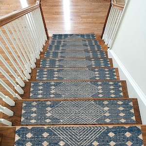 Può includere: Un set di sei pedate per scale con motivo blu e beige con un design geometrico. Le pedate sono realizzate in un materiale morbido e resistente e sono progettate per aiutare a prevenire scivoloni e cadute.