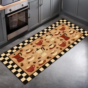 Puede incluir: Una alfombra rectangular para cocina con un panel central color canela decorado con un patrón repetitivo de tazas de café rojas y blancas, cafeteras moka y granos de café dispersos. La alfombra tiene un borde con patrón de cuadros.
