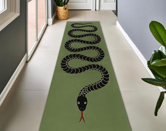 Alfombra de pasillo verde con diseño de serpiente: moderna alfombra verde para pasillo con un llamativo diseño de serpiente, alfombra minimalista y artística con diseño de serpiente para la decoración del hogar contemporánea.