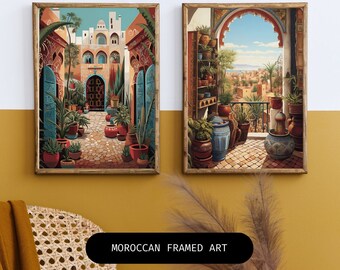 Può includere: Due stampe incorniciate di architettura in stile marocchino. La stampa a sinistra mostra un cortile con una porta e piante in vaso. La stampa a destra mostra una vista di una città attraverso un arco.