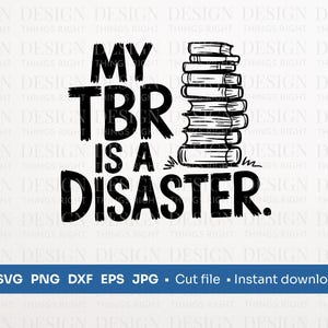 Może przedstawiać: Czarno-biały projekt graficzny z tekstem "My TBR is a Disaster." Po prawej stronie tekstu znajduje się stos książek.