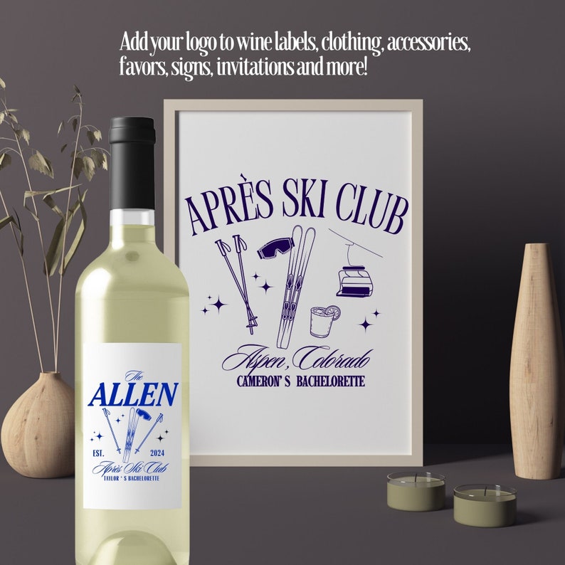 K&ouml;nnte beinhalten: Eine wei&szlig;e Weinflasche mit einem individuellen Etikett, das ein blaues Ski-Club-Logo und den Text "The Allen, Est. 2024, Apr&egrave;s Ski Club, Cameron's Bachelorette" zeigt. Das Etikett enth&auml;lt auch eine Grafik von Skiern und Skist&ouml;cken.