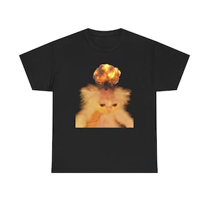Camiseta de gato con cerebro explosivo / Meme surrealista, explosión llameante, gatito gruñón