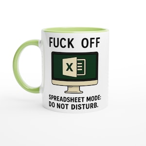 Puede incluir: Taza de cerámica blanca con asa e interior verdes. La taza presenta el texto "FUCK OFF" encima de un gráfico de pantalla de ordenador con el logotipo de Excel y el texto "SPREADSHEET MODE: DO NOT DISTURB."