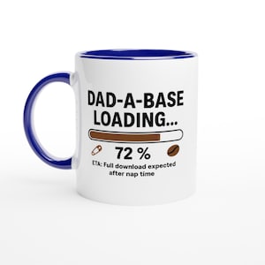 Könnte beinhalten: Weißer Keramikbecher mit blauem Innenraum und Henkel. Der Becher zeigt den Text "DAD-A-BASE LOADING..." mit einer Ladebalken-Grafik, "72%" und "ETA: Full download expected after nap time."