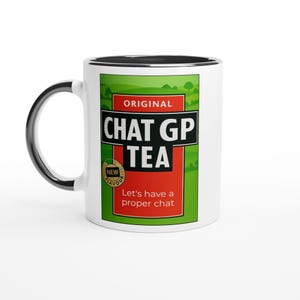 Puede incluir: Taza de cerámica blanca con asa y borde negros. La taza presenta una etiqueta verde y roja que dice "ORIGINAL CHAT GP TEA" con el texto "Let's have a proper chat". También es visible una pegatina "NEW FLAVOUR".