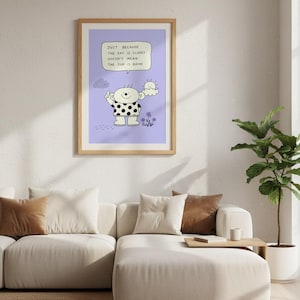 Può includere: Una stampa artistica incorniciata con un personaggio dei cartoni animati con un motivo a pois bianchi e neri. Il personaggio tiene in mano una nuvola e un sole, con il testo "JUST BECAUSE THE SKY IS CLOUDY DOESN'T MEAN THE SUN IS GONE."