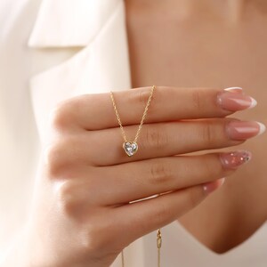 Colar de ouro em forma de coração com pingente brilhante, joia elegante para o dia a dia e presente perfeito para ela