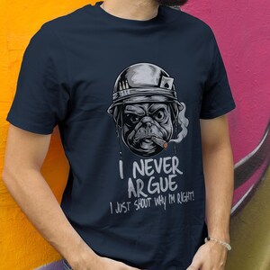 Könnte beinhalten: Ein marineblaues T-Shirt mit einem Grafikdruck eines Mops, der einen Militärhelm trägt und eine Zigarre raucht. Der Text auf dem Shirt lautet "Ich streite nie. Ich schreie einfach, warum ich Recht habe!"