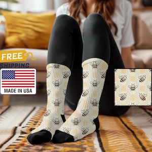 Calcetines con estampado de abejas simples: lindas abejas de dibujos animados sobre un fondo de panal: diseño divertido inspirado en la naturaleza, perfecto para los amantes de las abejas y los fanáticos de la naturaleza