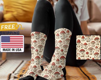 Cottagecore Pilzsocken - Nahtloses, wunderliches Rotkappenpilzmuster auf rustikaler Creme - Naturinspiriert, perfekt für Cottagecore-Liebhaber