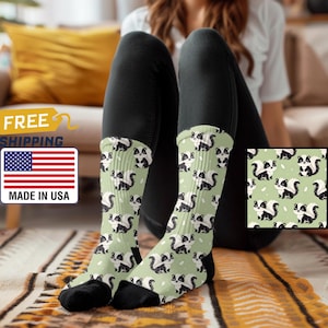 Calcetines con dibujos de zorrillos: zorrillos adorables sobre un fondo verde suave. Diseño divertido inspirado en la naturaleza, perfecto para los amantes de los animales.