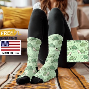 Calcetines con bonitos dibujos de tortugas: adorables tortugas de dibujos animados sobre un fondo verde suave. Diseño divertido inspirado en animales, perfecto para los amantes de la naturaleza.