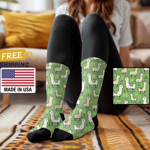 Calcetines con estampado sin costuras de llamas de dibujos animados: llamas divertidas sobre fondo verde: diseño divertido inspirado en la naturaleza para una moda peculiar y amante de los animales