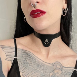 Halsband aus feinem, abgerundetem Kunstleder