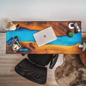 Escritorio de pie personalizado con diseño de río de resina epoxi, tablero de madera maciza de nogal con borde natural, escritorio de pie de nogal con resina epoxi, muebles artesanales para oficina en casa.