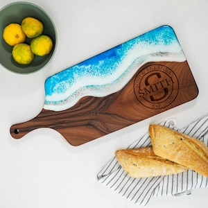 Harz Ocean personalisierte Schneidebrett, Einweihungsgeschenk für Paare, Hochzeitsgeschenk, Geschenkidee zum Weihnachtstag, Epoxy Charcuterie Brett