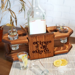 Tábua de tequila de madeira personalizada, decorações de Cinco de Mayo, tábua de tequila personalizada com copos de shot, decoração de despedida de solteira de Cinco de Mayo